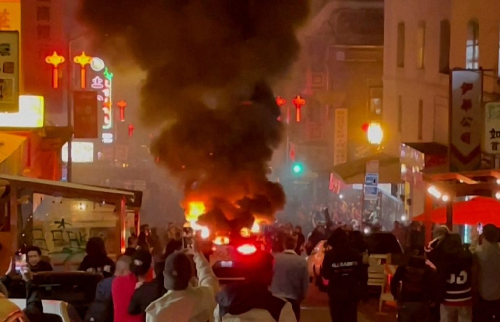 شاهد: حريق سيارة “وايمو” ذاتية القيادة يجدد مخاوف استخدامها