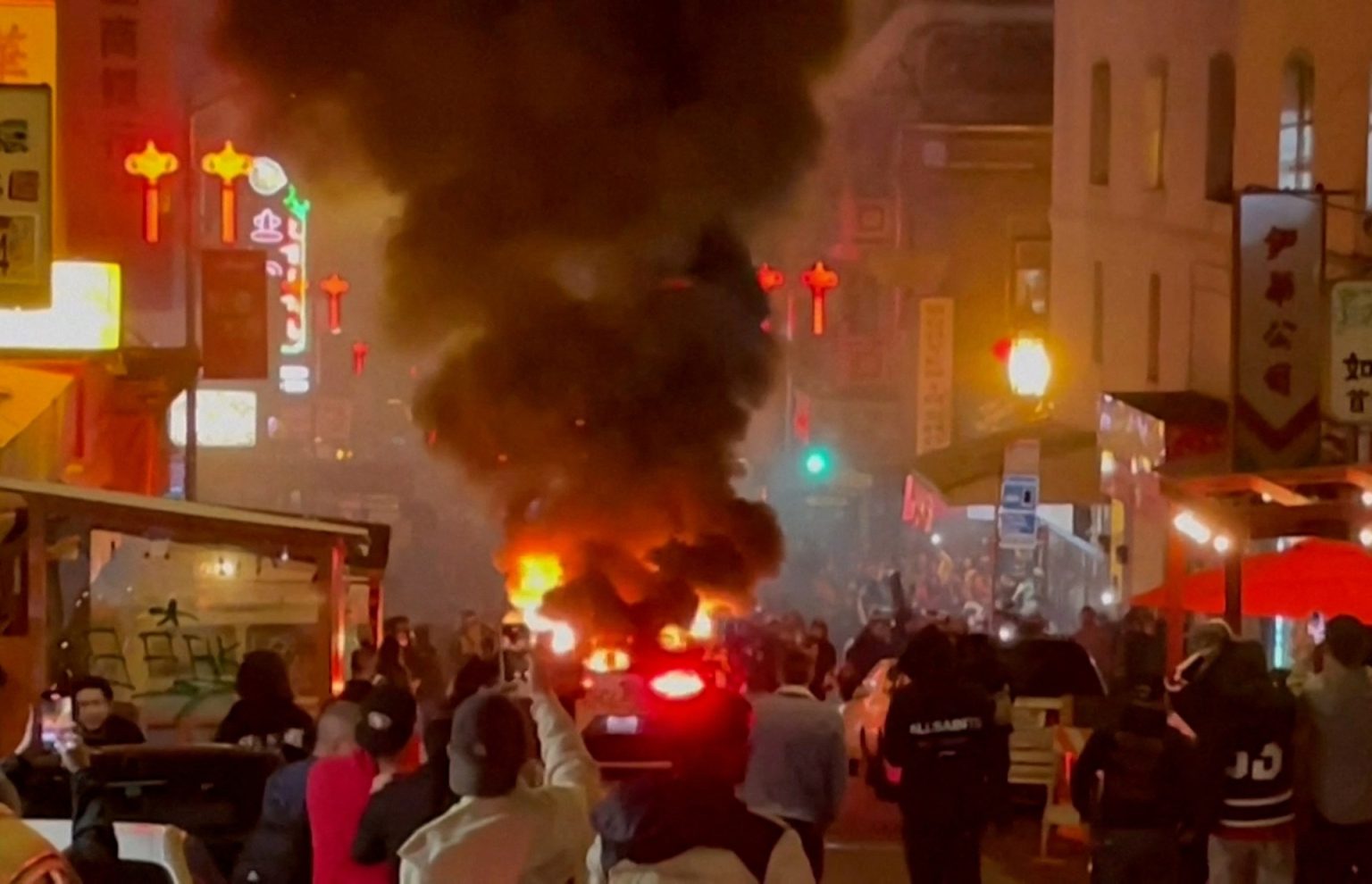 شاهد: حريق سيارة “وايمو” ذاتية القيادة يجدد مخاوف استخدامها