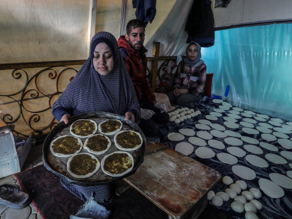 “خيمة مناقيش الزعتر” مصدر رزق في الحرب على غزة
