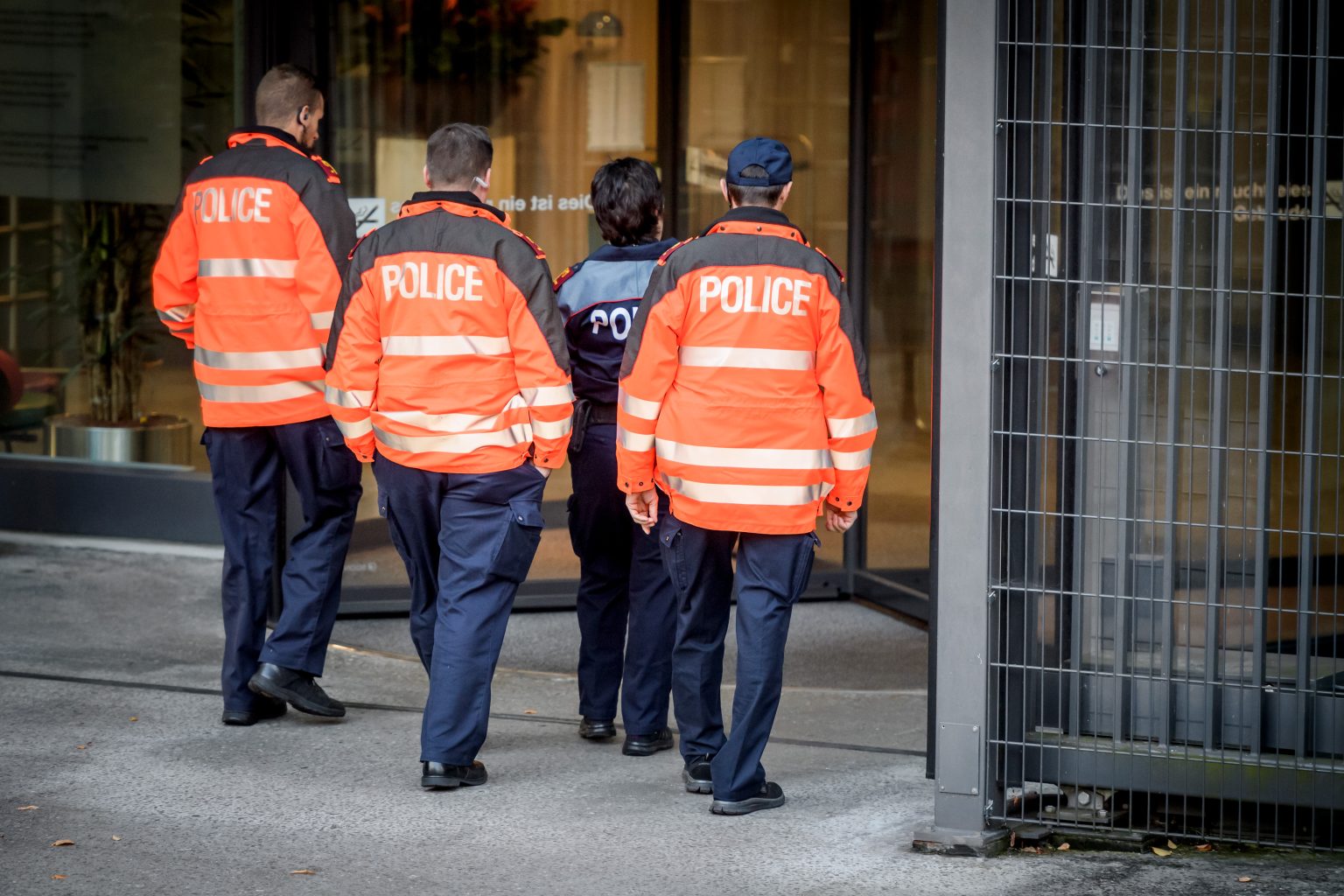 الشرطة السويسرية تقتل رجلا “احتجز رهائن” داخل قطار