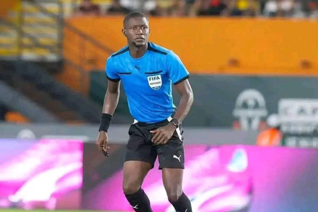 بسبب أخطائه بمواجهة السنغال وساحل العاج.. “كاف” يستبعد حكما من كأس أفريقيا