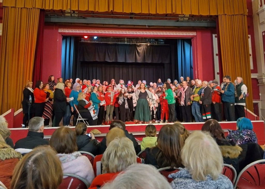 بعدما غنت “فلسطين ستتحرر”.. اتهام المغنية البريطانية شارلوت تشيرش بمعاداة السامية