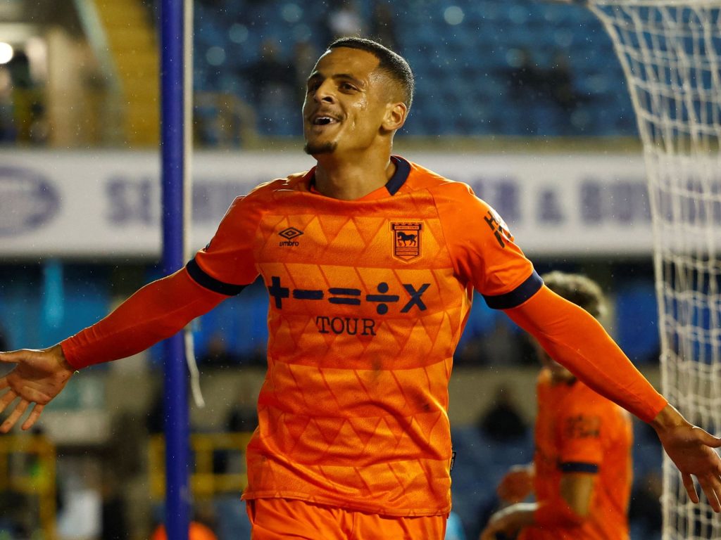 لاعب منتخب العراق يستهجن مصادرة علم بلاده من مدرجات البطولة الإنجليزية