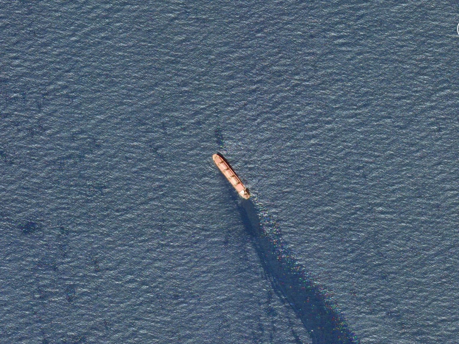 واشنطن تعلن تدمير زوارق وصواريخ حوثية ومساع لسحب سفينة مدمرة