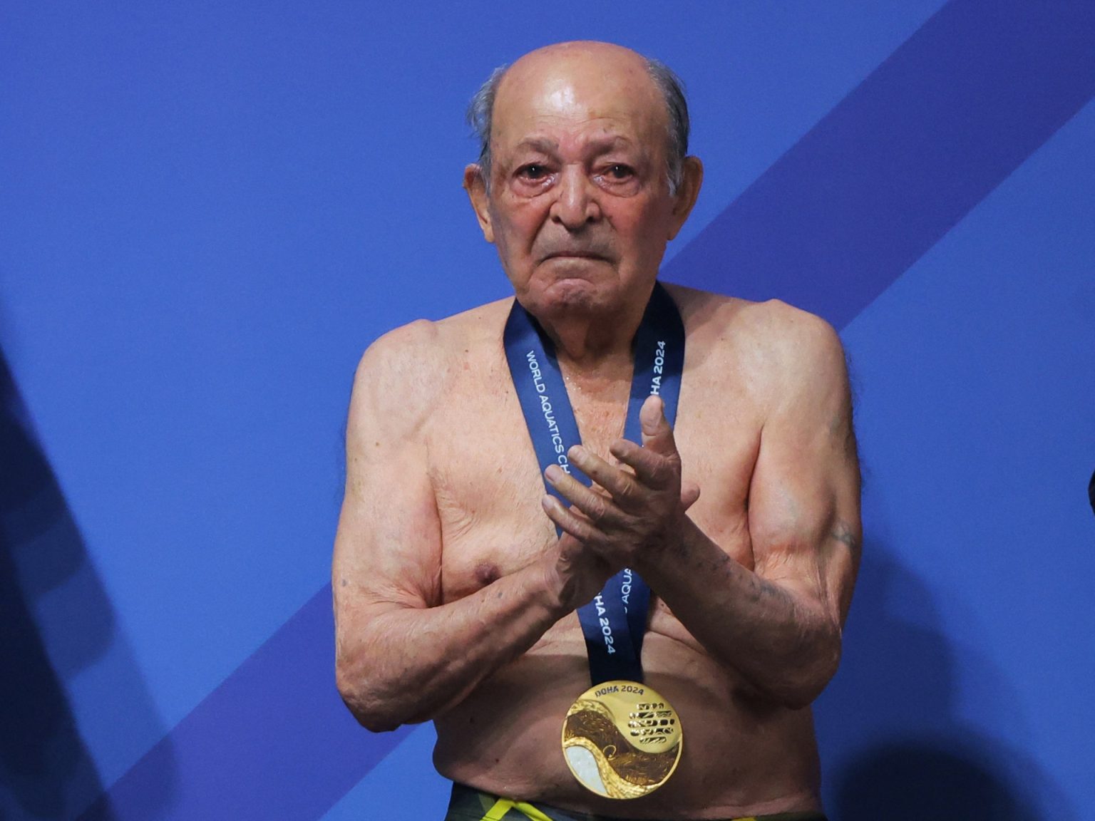شاهد.. غواص عمره 100 عام يحقق رقما قياسيا ببطولة عالمية في الدوحة