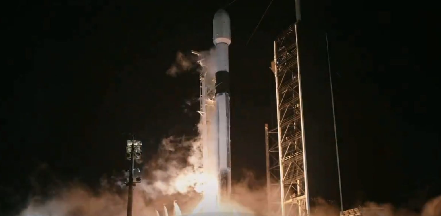 بالفيديو.. إقلاع صاروخ يحمل “مركبة خاصة” للهبوط على القمر