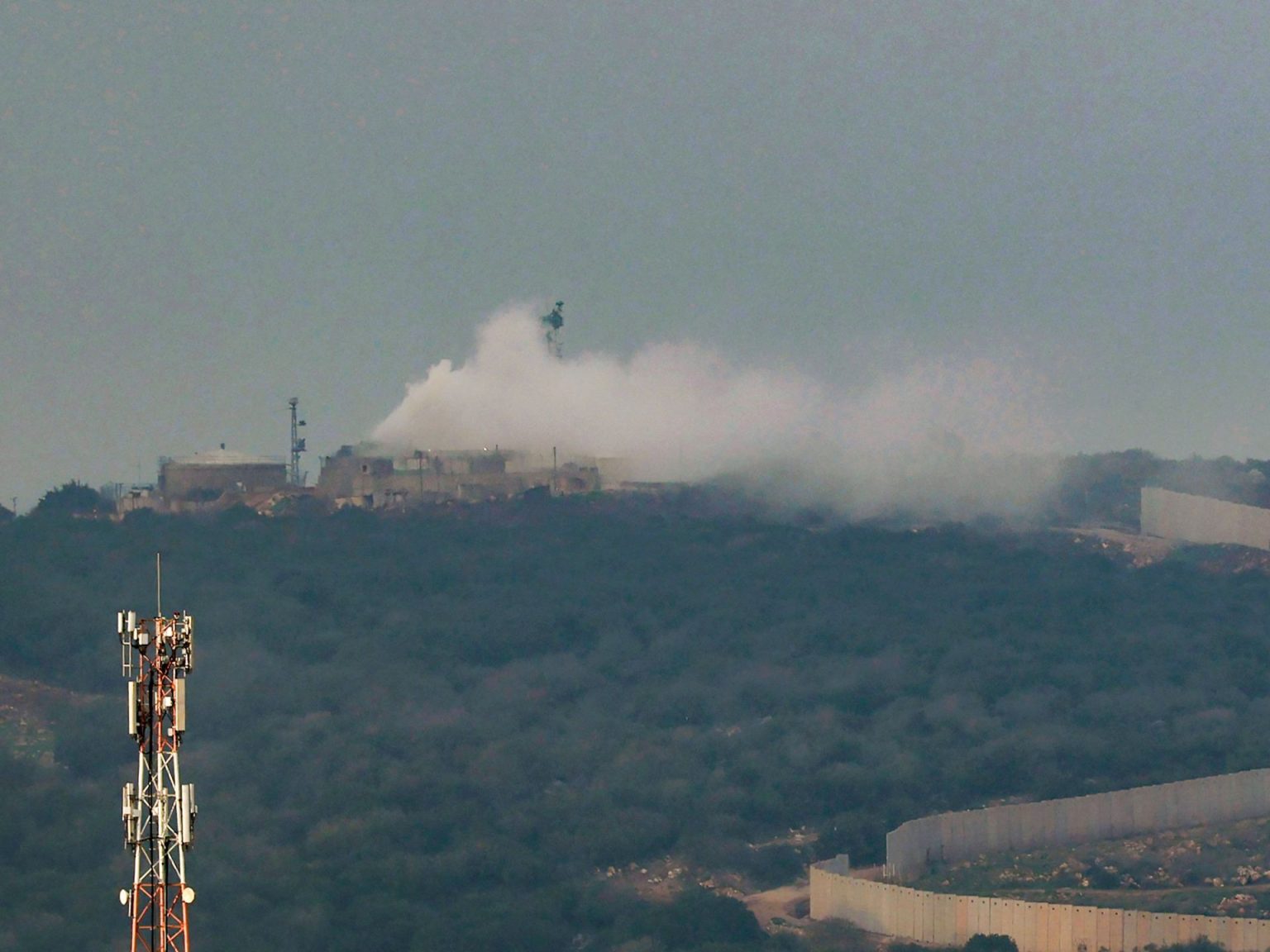 “أكثر تدميرا ودموية”.. هل تخشى إسرائيل حربا شاملة مع حزب الله؟