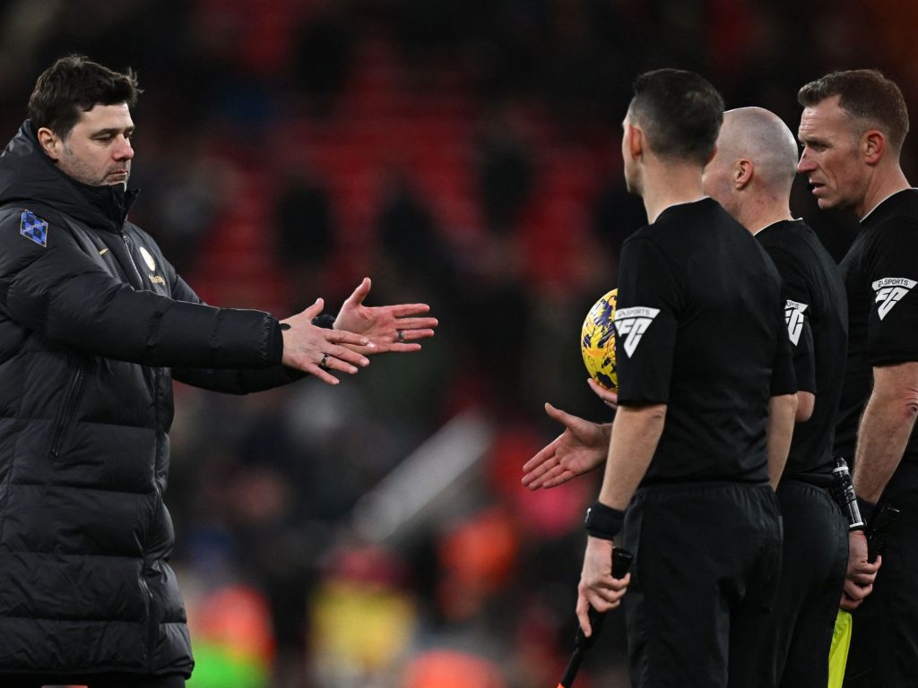 مدرب تشلسي يحذر حكام نهائي كأس الرابطة من “التحيز” لليفربول