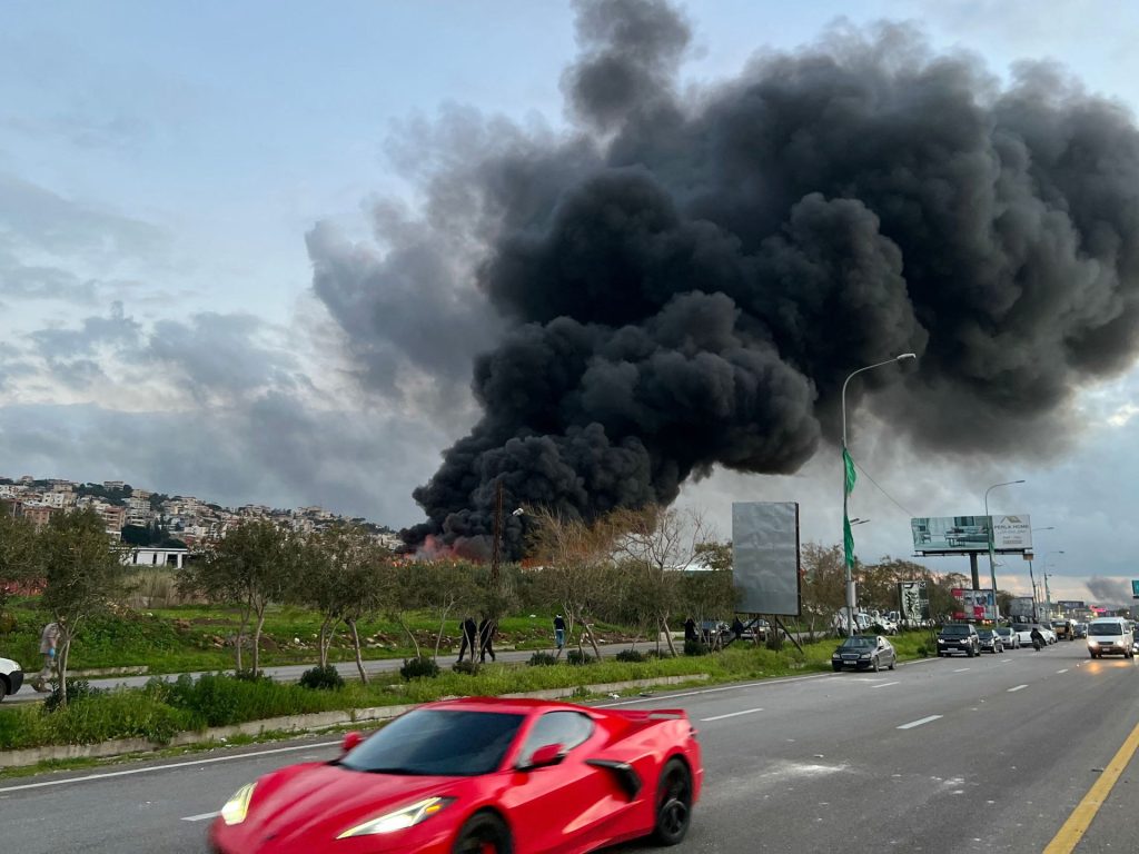 حزب الله والاحتلال يصعّدان الهجمات بعد غارة إسرائيلية قرب صيدا