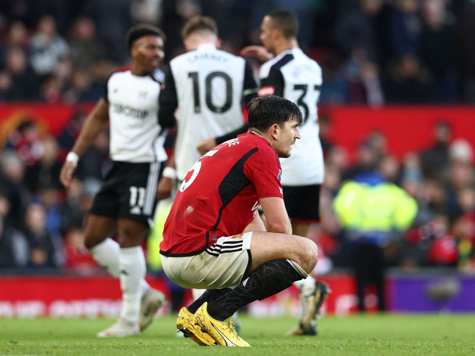 سيتي يهزم بورنموث ويطارد ليفربول المتصدر وهزيمة تاريخية لمانشستر يونايتد