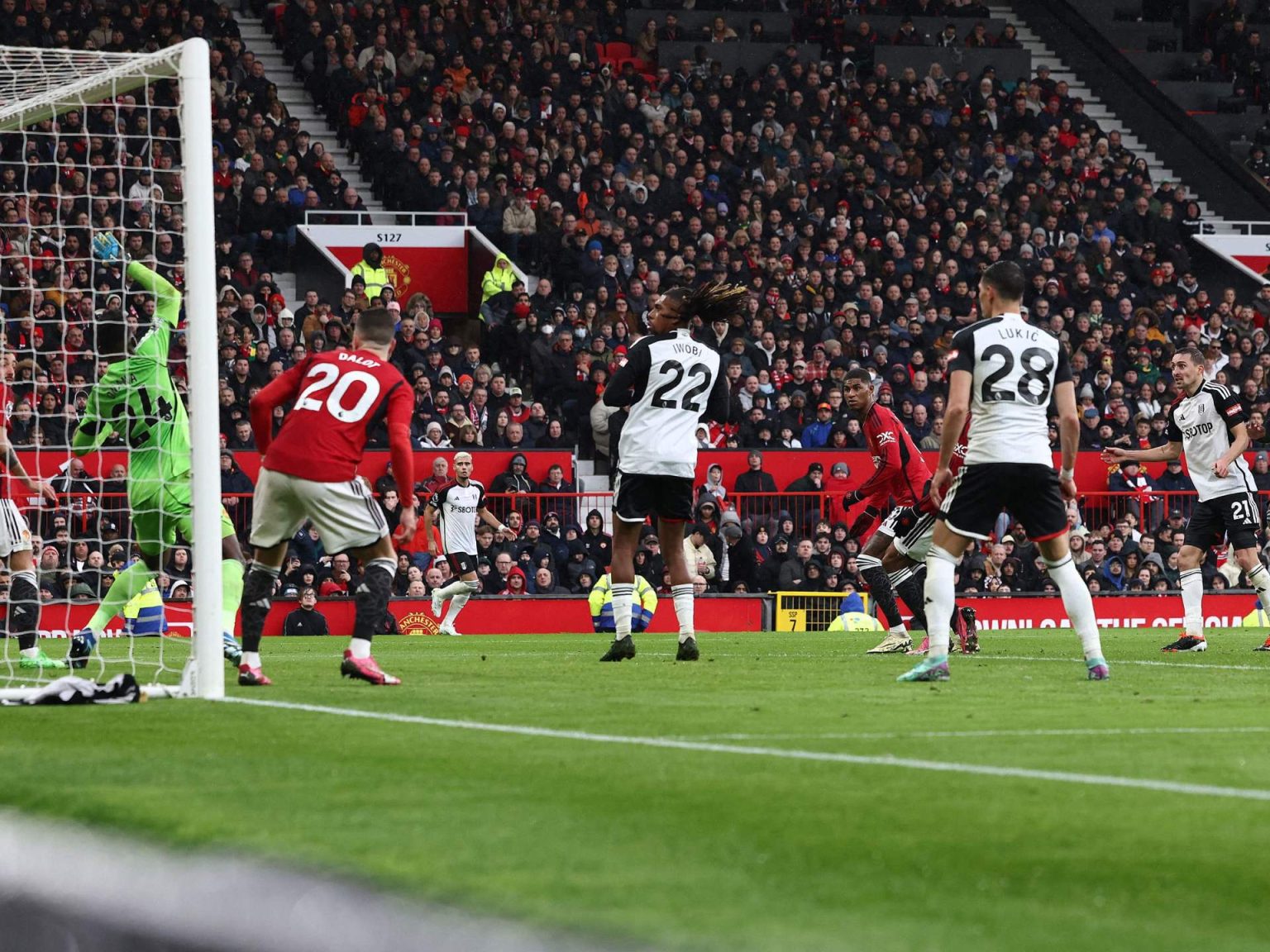 “الهجوم يفوز بالمباريات والدفاع يظفر بالألقاب”.. نصيحة فيرغسون لتين هاغ