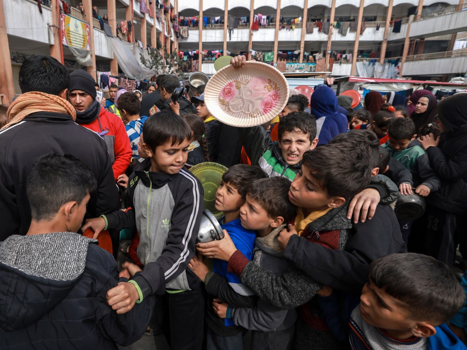 أطفال غزة يصرخون جوعا “ولا حياة لمن تنادي”