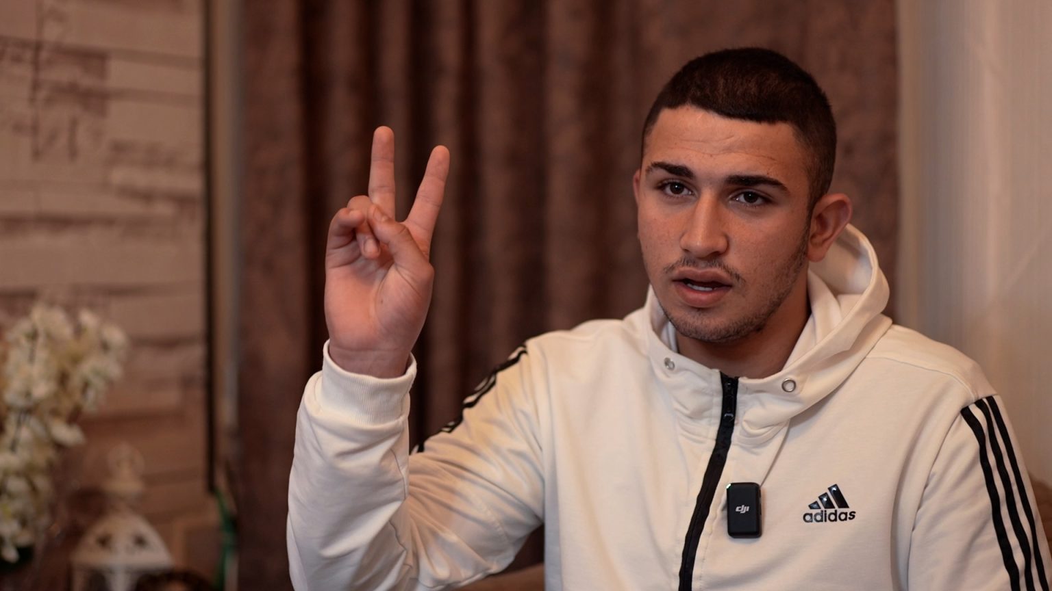 بالفيديو ..شارة نصر توصل رافعها السجن بالقدس