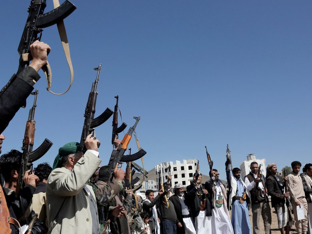 النشطاء يتوقعون تصعيدا عسكريا عقب استهداف جماعة الحوثي سفينة بريطانية