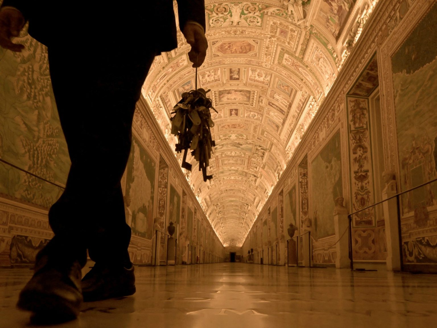 “حارس المفاتيح” في متاحف الفاتيكان.. يشرّع الأبواب فجرا قبل تدفق الزوار