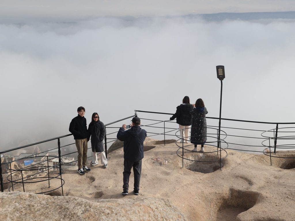 “مداخن الجنيات” و”بحار الضباب” في سماء كابادوكيا تجذب آلاف السياح