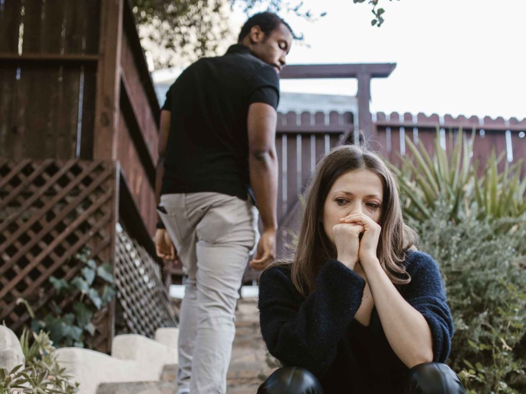 كيف تتعامل مع شريك يعيش دور الضحية؟ هل من حل للمشكلة؟