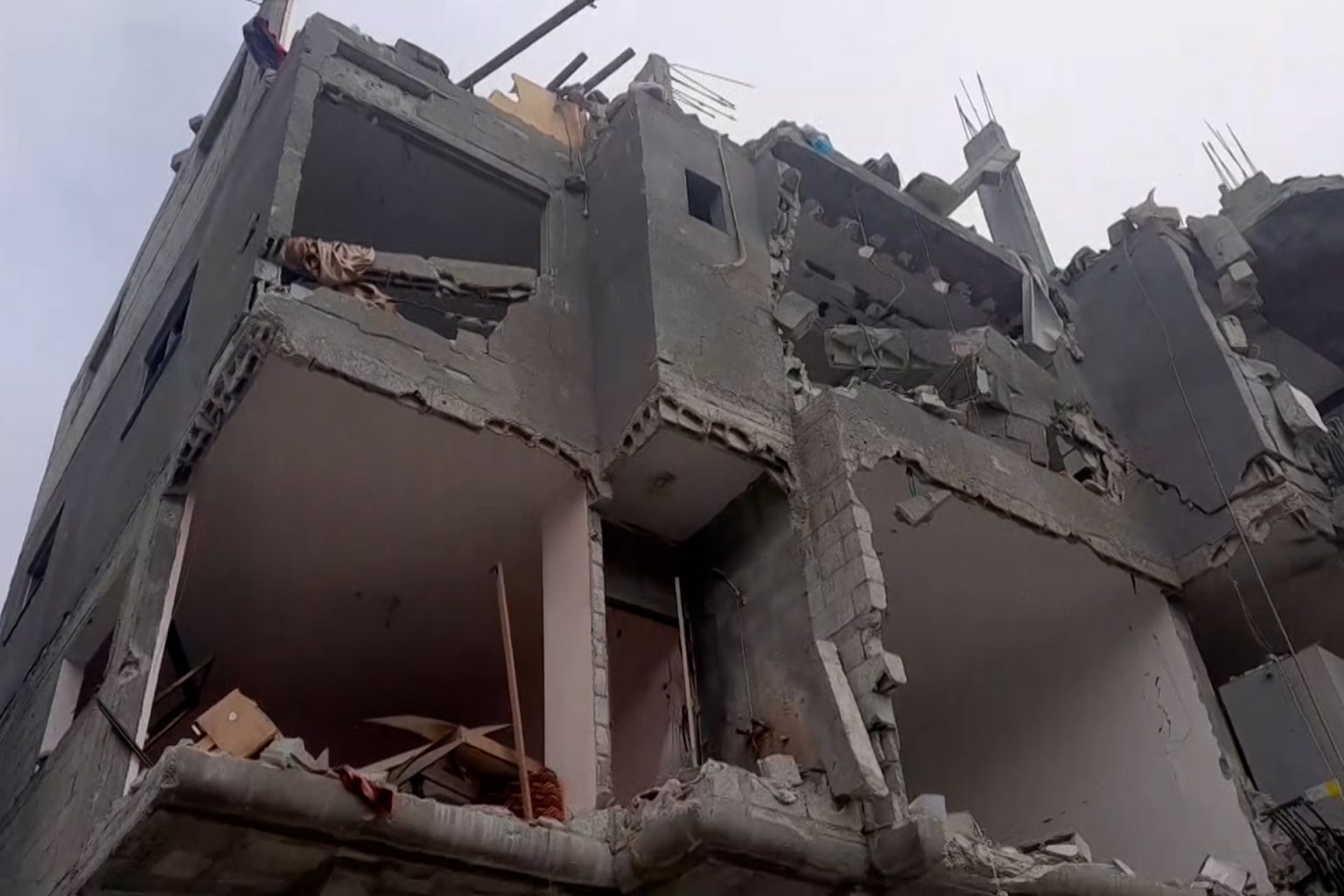 فتاة غزية تستغيث من تحت الركام بعد استشهاد والديها وإخوتها