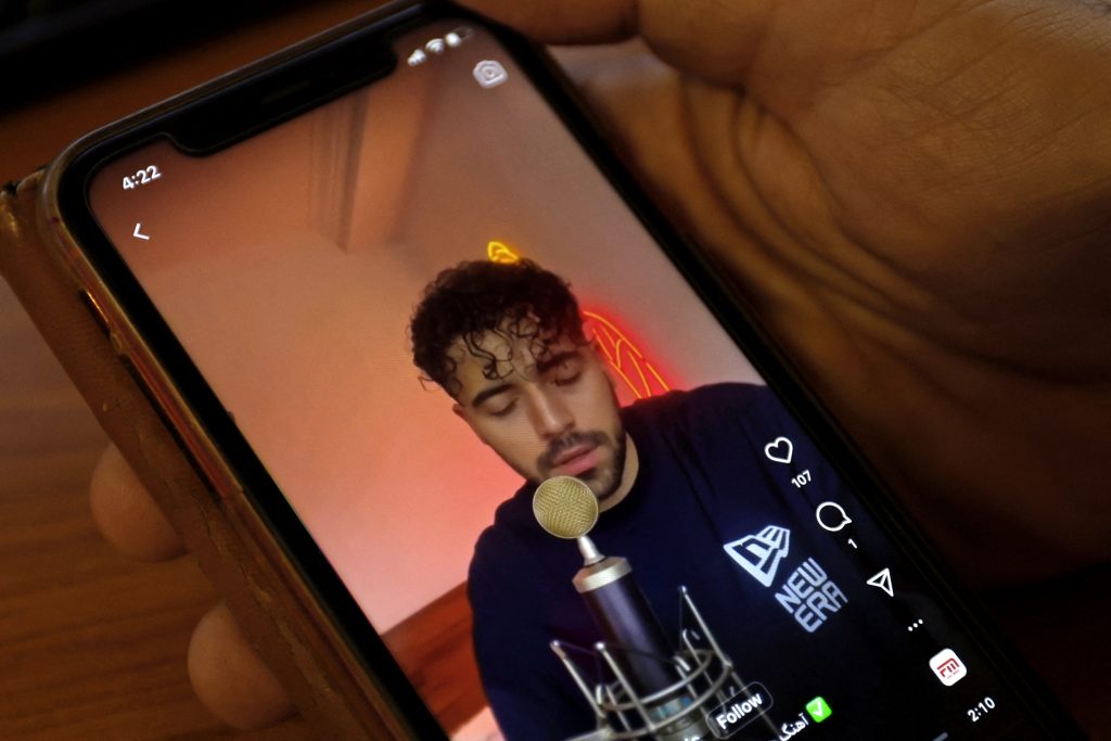 حكم بالسجن وكتابة أغنية “ضد أميركا”.. مغني الاحتجاجات الإيرانية بقبضة السلطات