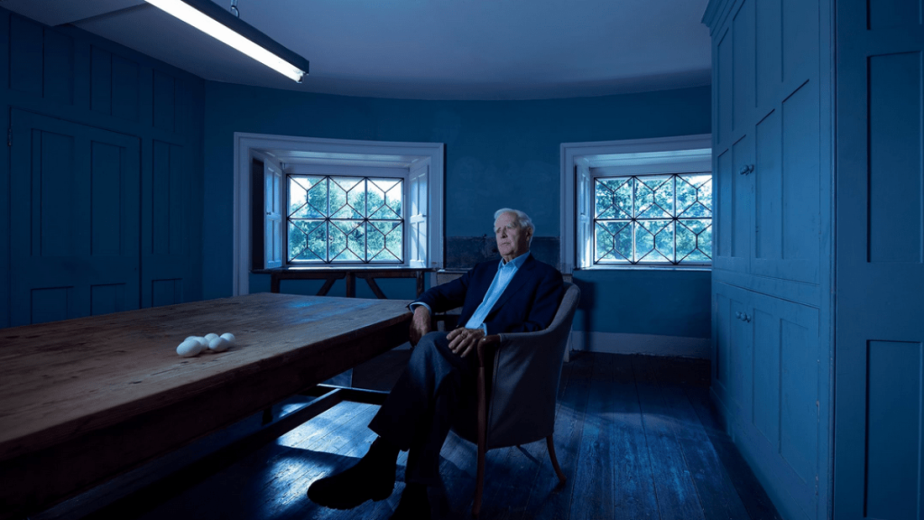 “نفق الحمام”.. رحلة في العالم الخفي لسيد الروايات الجاسوسية “جون لوكاريه”