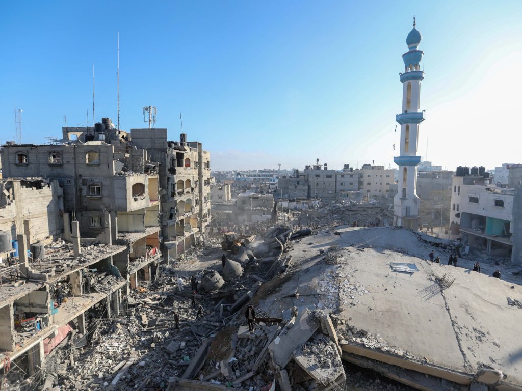 لوموند: إسرائيل تستخدم سياسة الأرض المحروقة في غزة