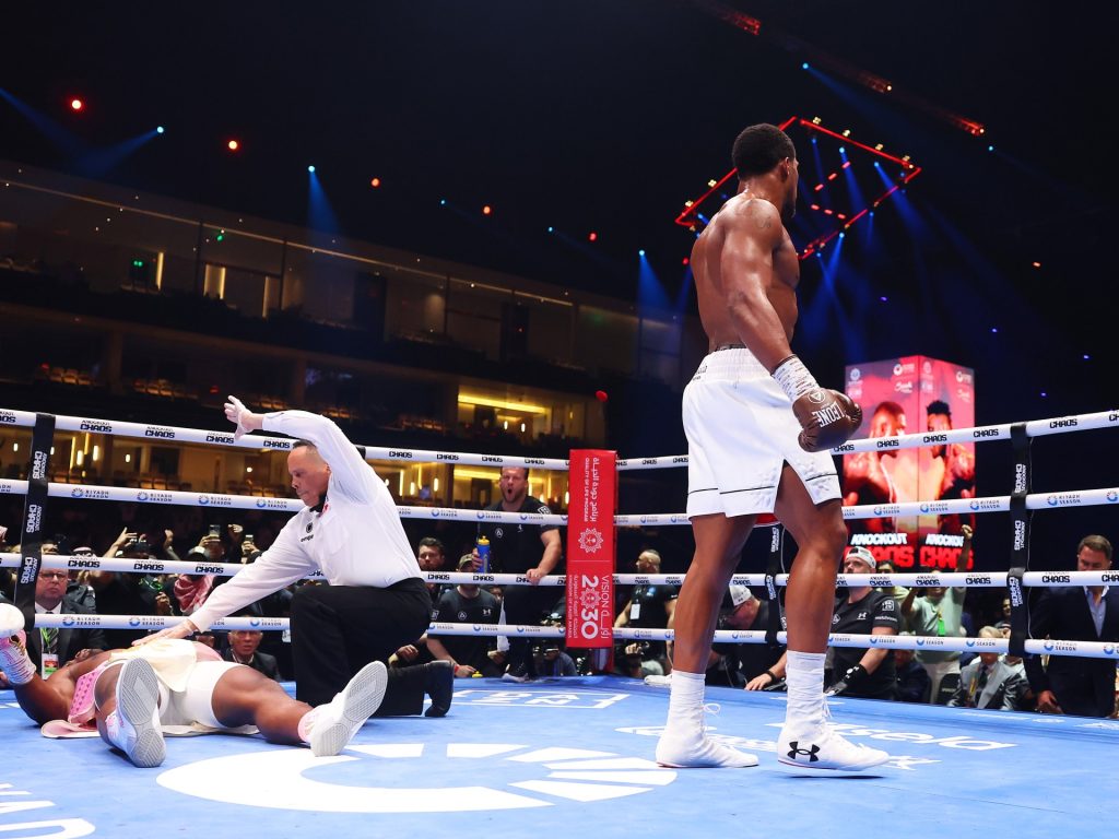 شاهد.. جوشوا يدمر نغانو بالضربة القاضية في نزال “النجوم” بالسعودية