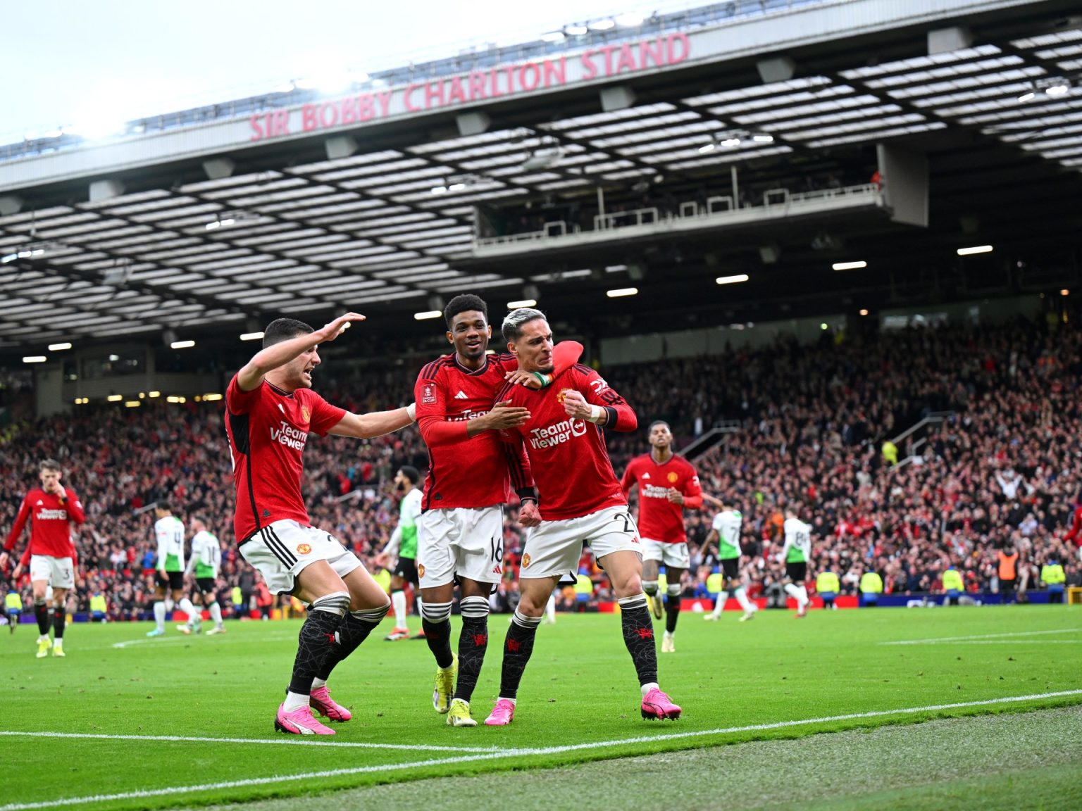 شاهد.. مانشستر يونايتد يقلب الطاولة على ليفربول وتشلسي يتفادى فخ ليستر