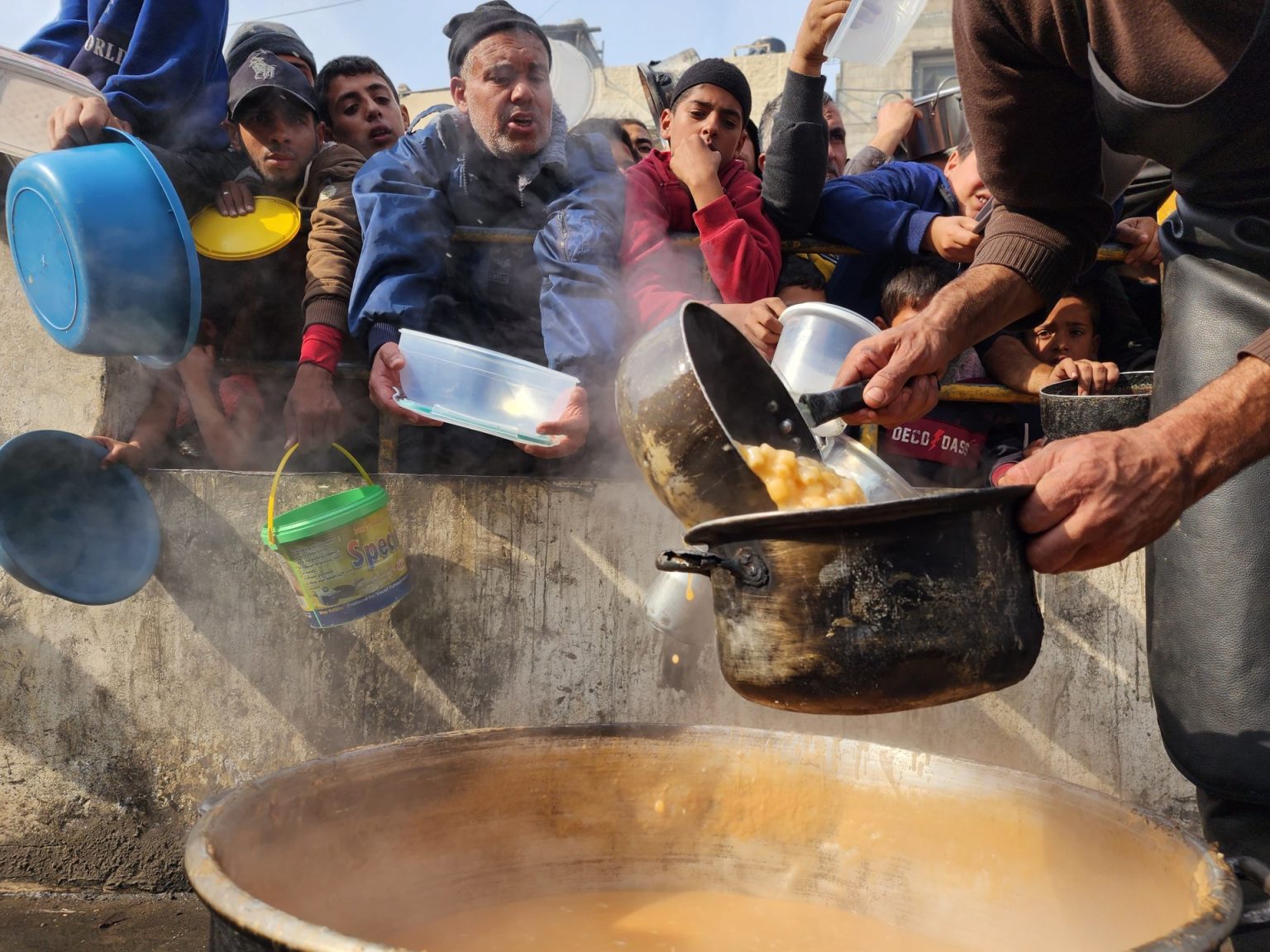 الاحتلال يستغل سلاح المساعدات لفرض واقع جديد في غزة