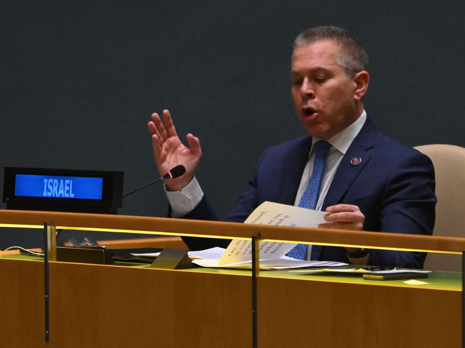 سفير إسرائيل بالأمم المتحدة يهدد بإغلاق مقر المنظمة بالقدس