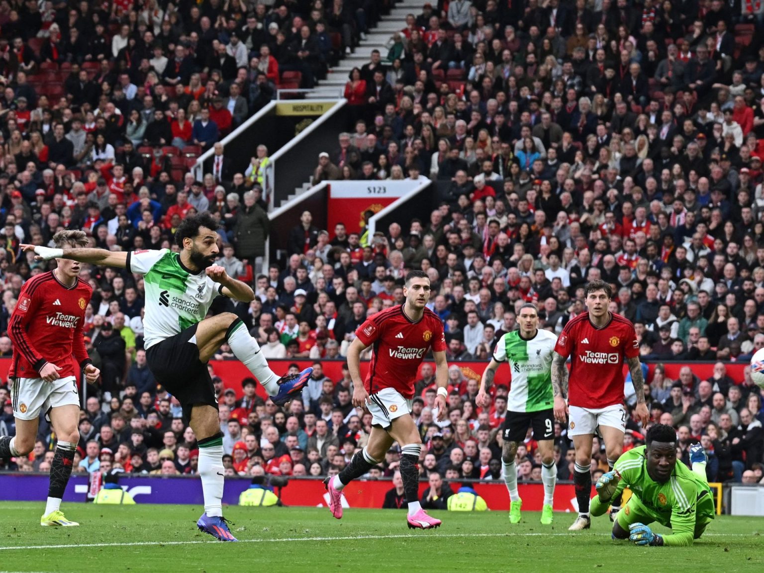 محمد صلاح يكتب التاريخ بتسجيله في مانشستر يونايتد