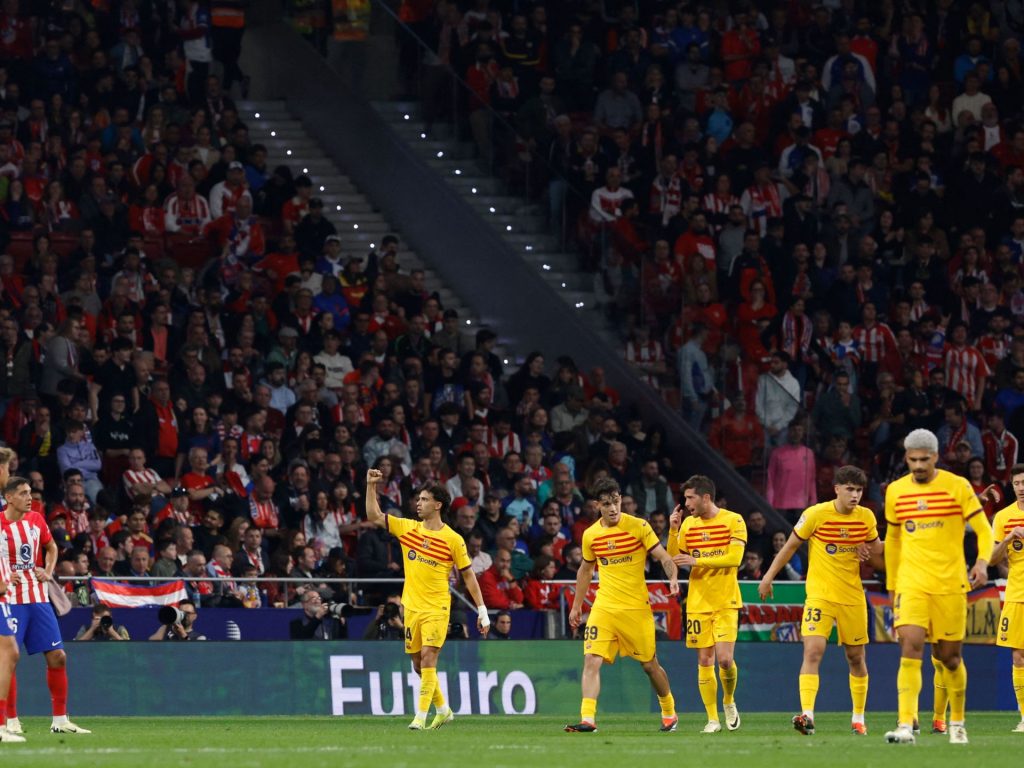 برشلونة يهزم أتلتيكو ويتمسك بأمل منافسة ريال مدريد على لقب الدوري الإسباني
