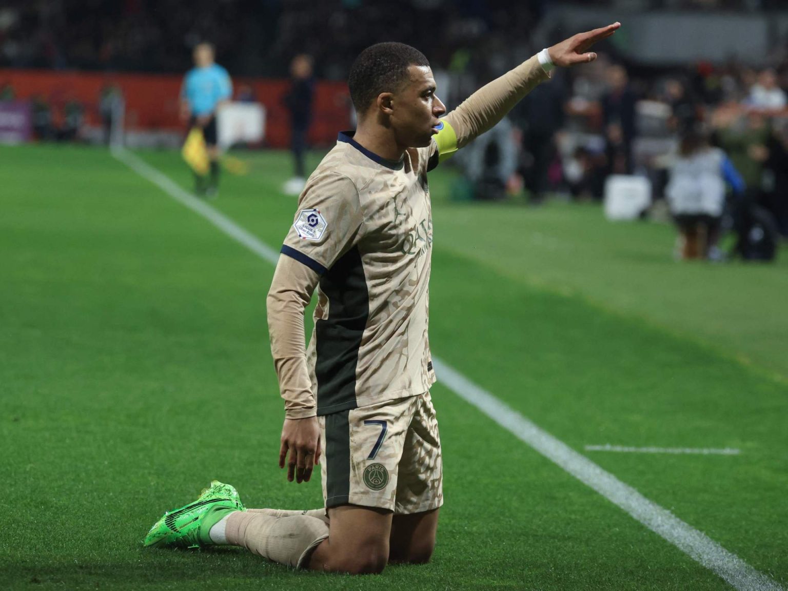 “هاتريك” مبابي يقود سان جيرمان لفوز كبير بالدوري الفرنسي