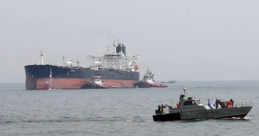 صحيفة روسية: الحوثيون يستبعدون إغلاق مضيق هرمز ولا ينفون التصعيد