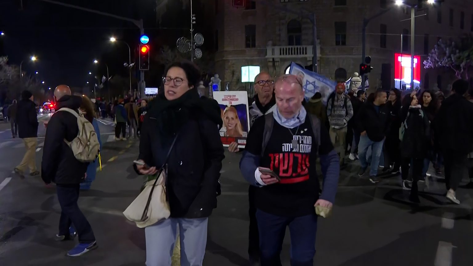 قادمة من غلاف غزة.. مسيرة عائلات الأسرى تصل القدس وتحاصر مقر نتنياهو