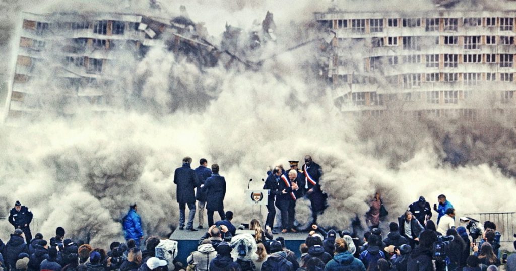 “المنبوذون”.. كوميديا سوداء تفضح عنصرية الضواحي الباريسية