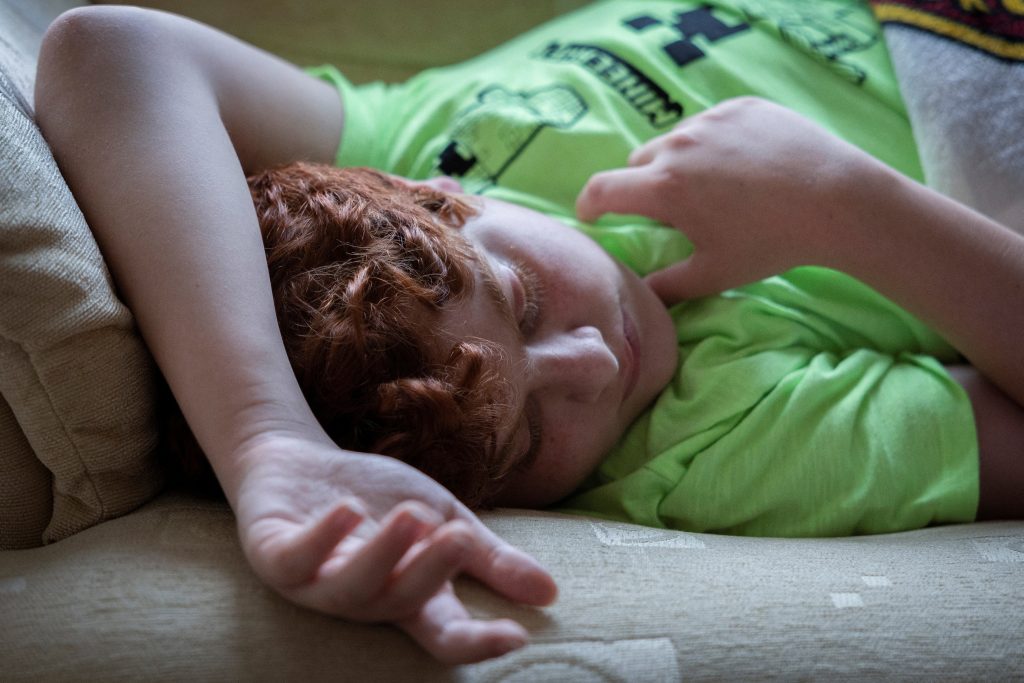 النوم أمام التلفزيون.. ماذا يقول الخبراء؟