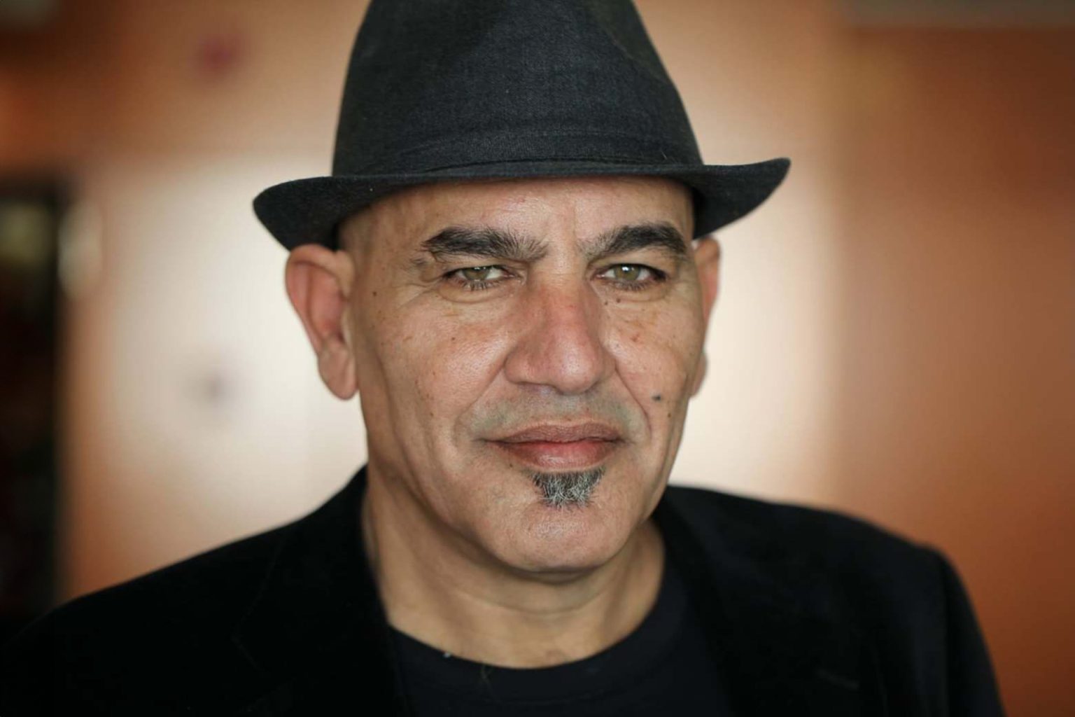 المخرج الفلسطيني رشيد مشهراوي: إسرائيل تعامل الفنانين كإرهابيين.. وتستخدم “أكذوبة” الدفاع عن النفس