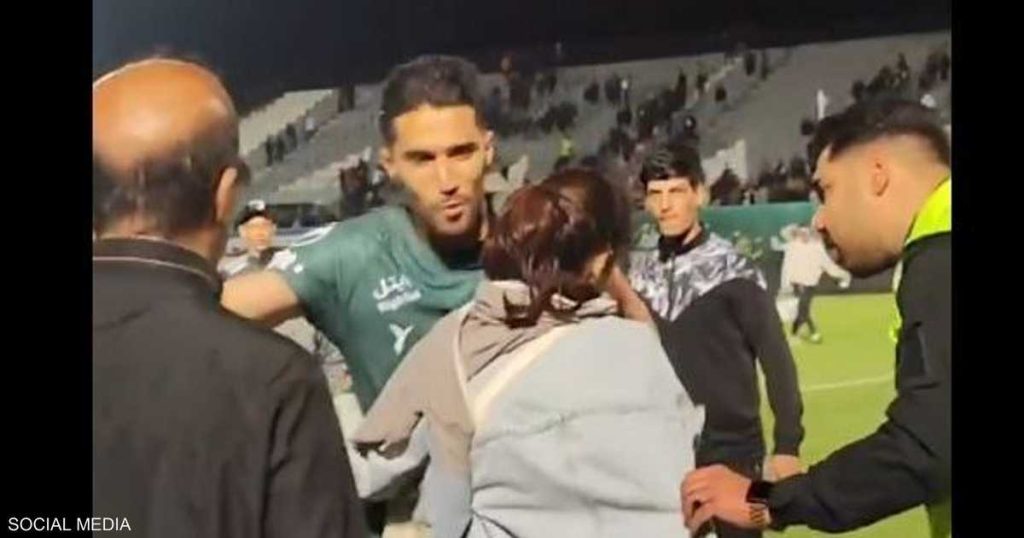 فيديو.. الشرطة تهاجم حارس مرمى إيراني وسط الملعب بسبب “حضن”