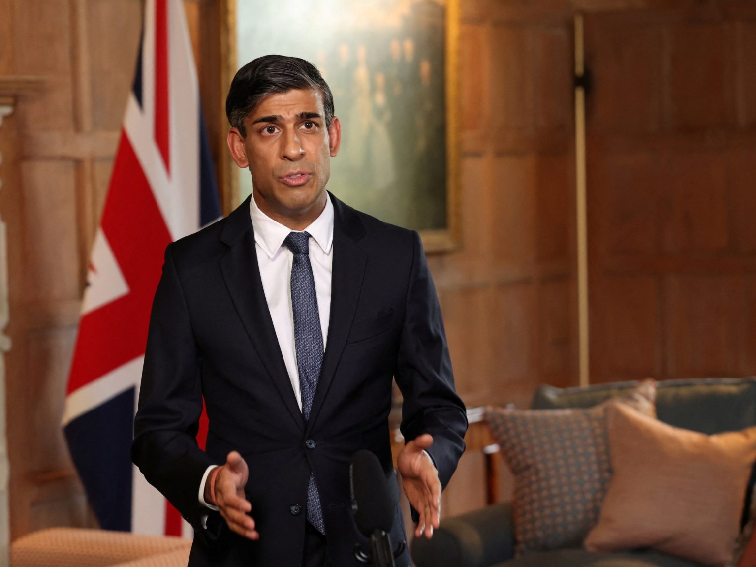 بريطانيا “مصدومة من حمام الدم” بغزة وتؤكد أن دعمها لإسرائيل ليس بلا شروط