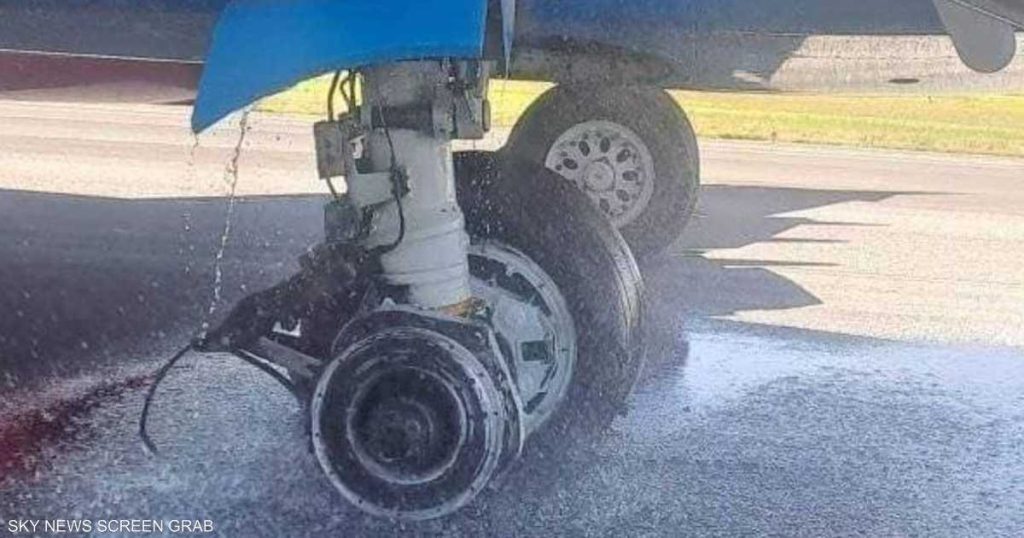 بالفيديو.. هبوط اضطراري لطائرة بوينغ بعد انفصال عجلتها