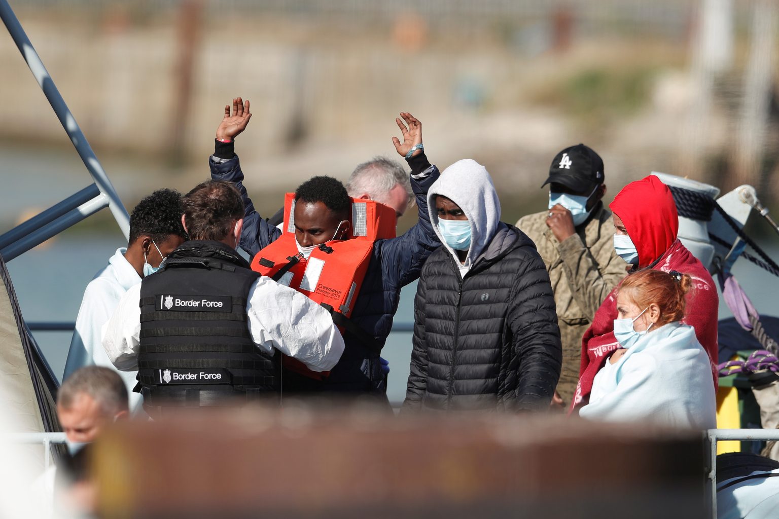 البرلمان البريطاني يقرّ قانون ترحيل مهاجرين غير نظاميين إلى رواندا