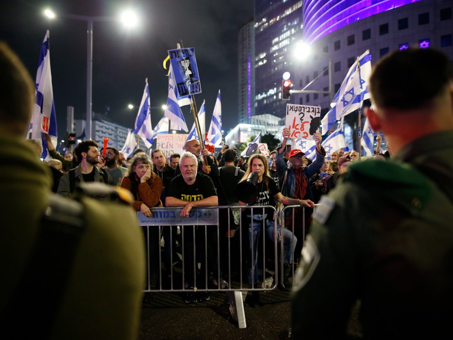 عائلات الأسرى الإسرائيليين تتهم حكومة نتنياهو بالفشل في إطلاق سراحهم