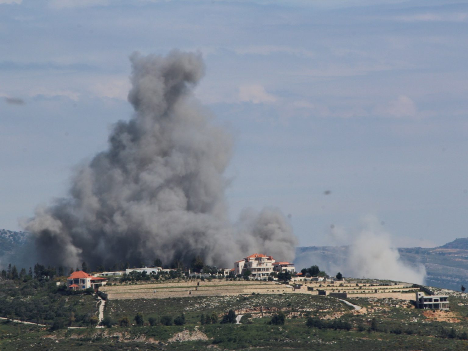 هجوم بالمسيّرات قرب كريات شمونة وإسرائيل تغتال قياديا بحزب الله