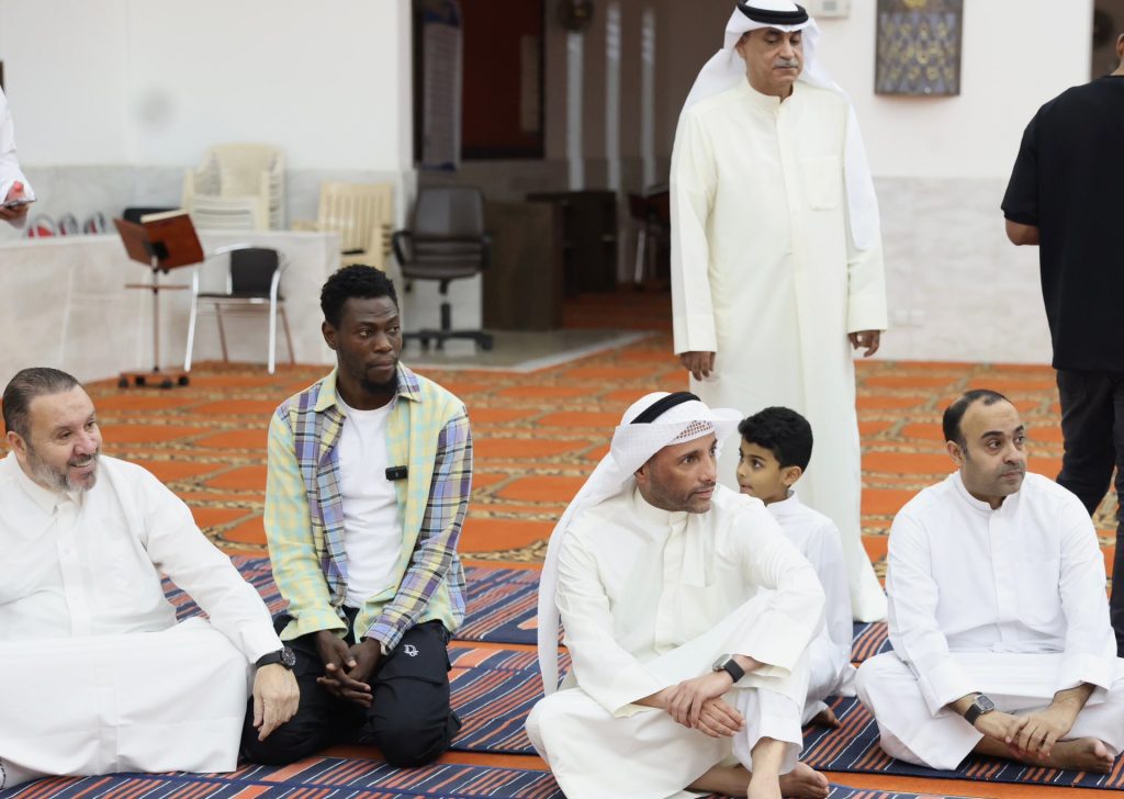 شاهد.. الكونغولي زولا لاعب نادي الكويت يشهر إسلامه