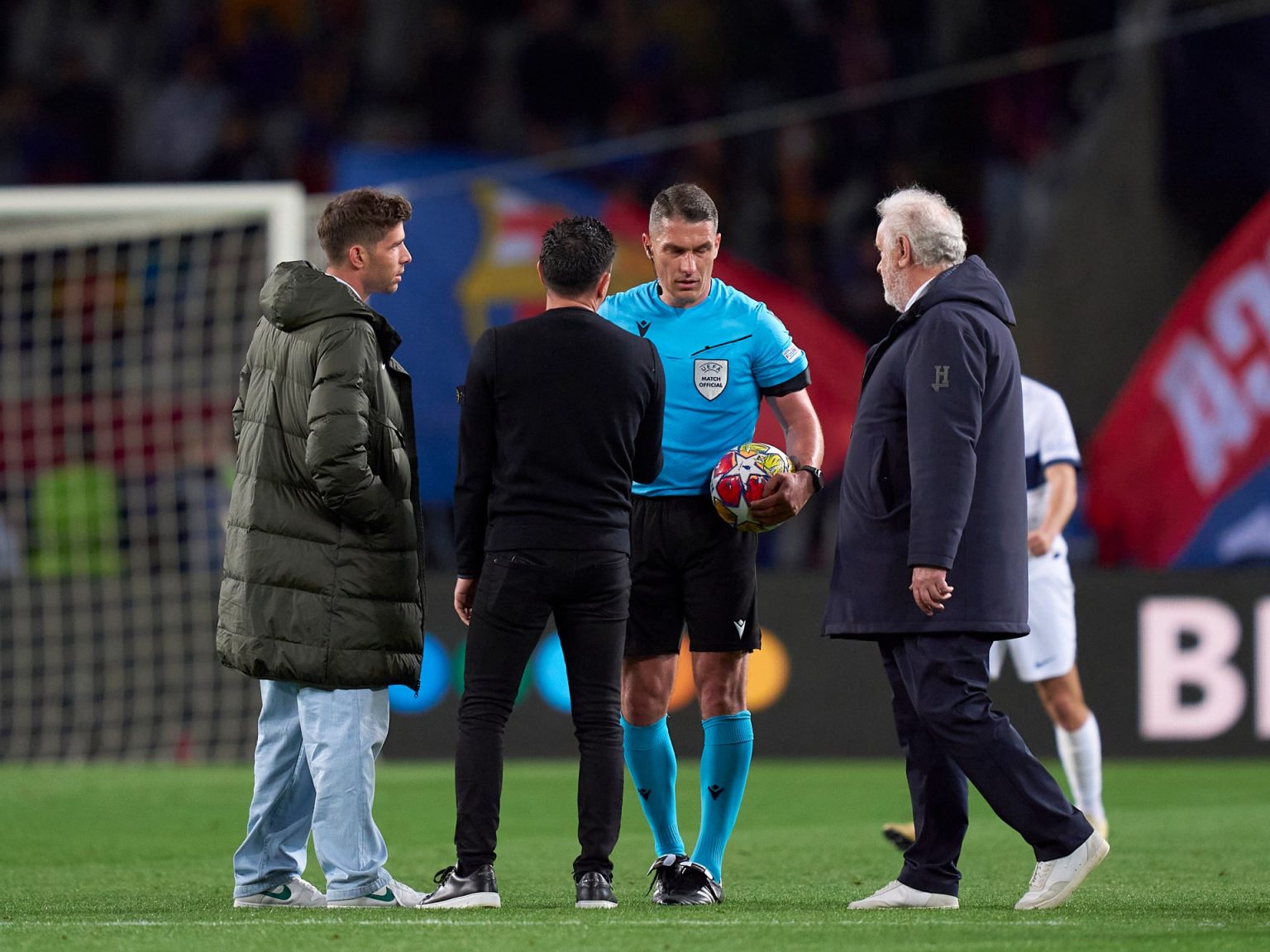 حمّل الحكم مسؤولية الخسارة.. هكذا مهدت أخطاء تشافي التكتيكية والسلوكية انتصار سان جيرمان