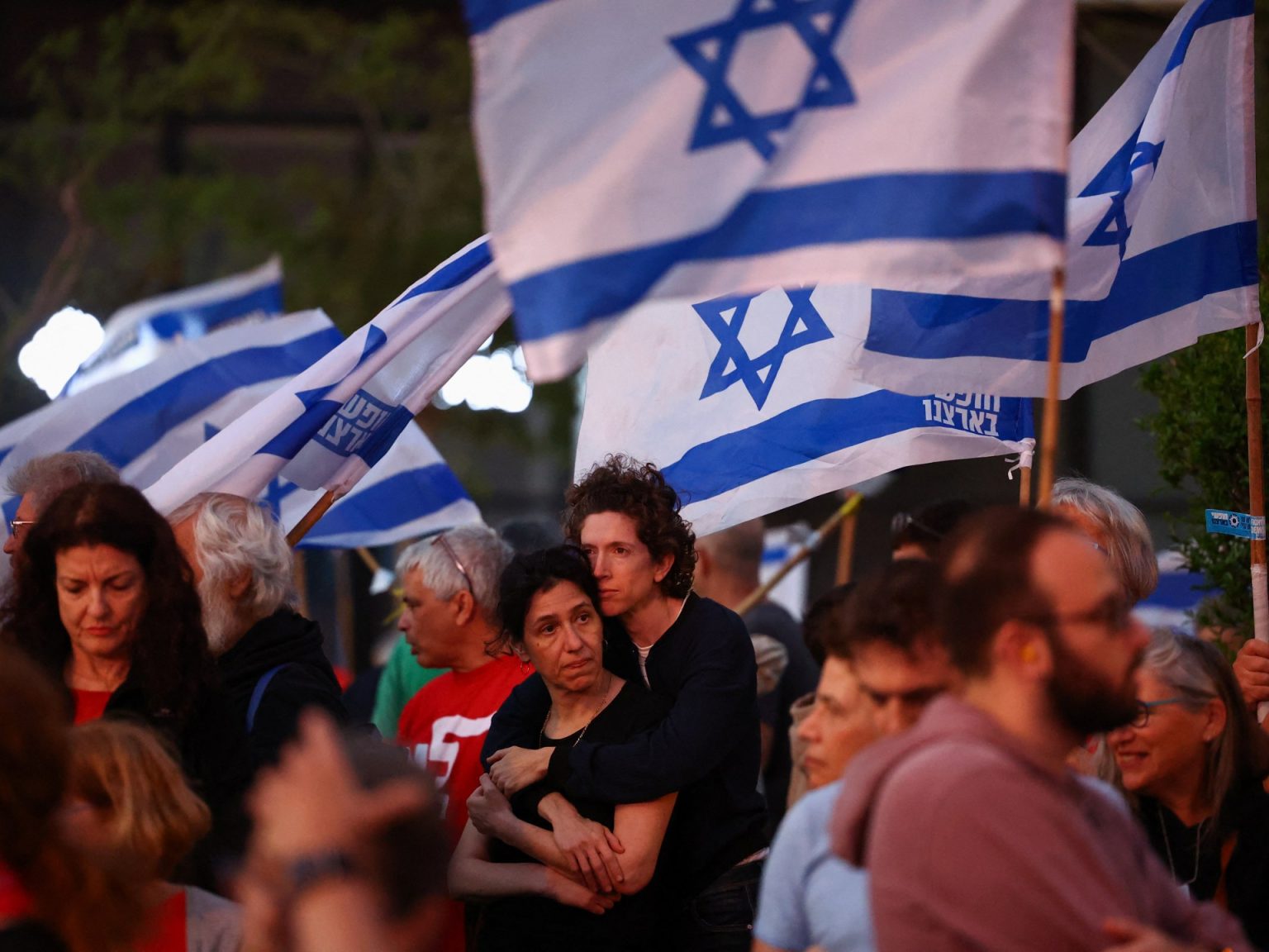 إعلام إسرائيلي: مجلسا الحرب والكابينت يناقشان اليوم بنود صفقة تبادل