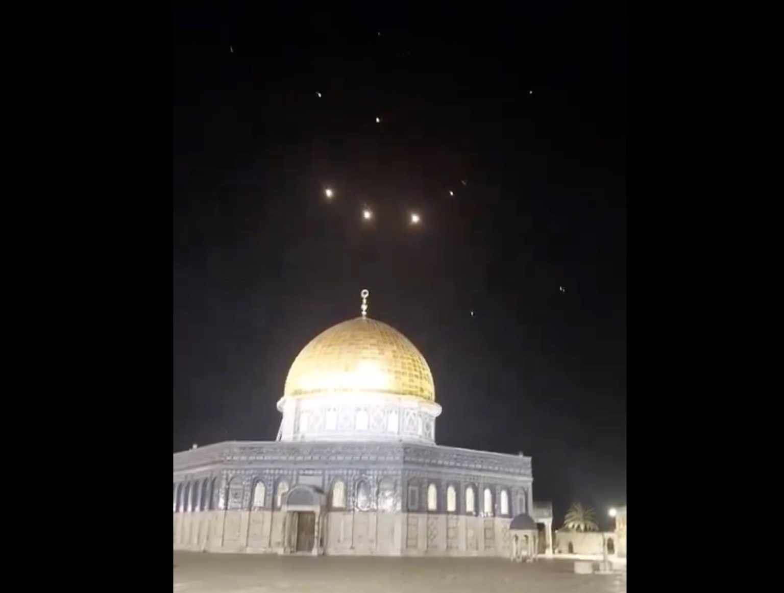 فيديو.. مشاهد اعتراض مسيرات وصواريخ بسماء المسجد الأقصى