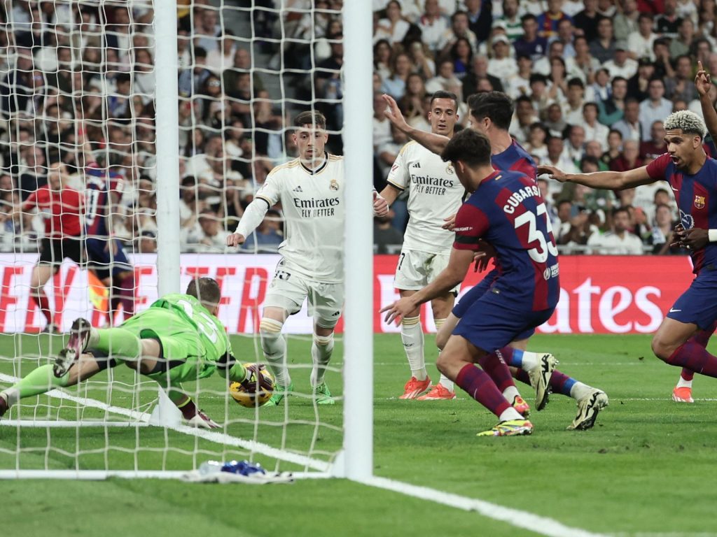 شاهد.. تشافي وتير شتيغن غاضبان لعدم احتساب هدف الأمين جمال.. ماذا يقول قانون كرة القدم؟