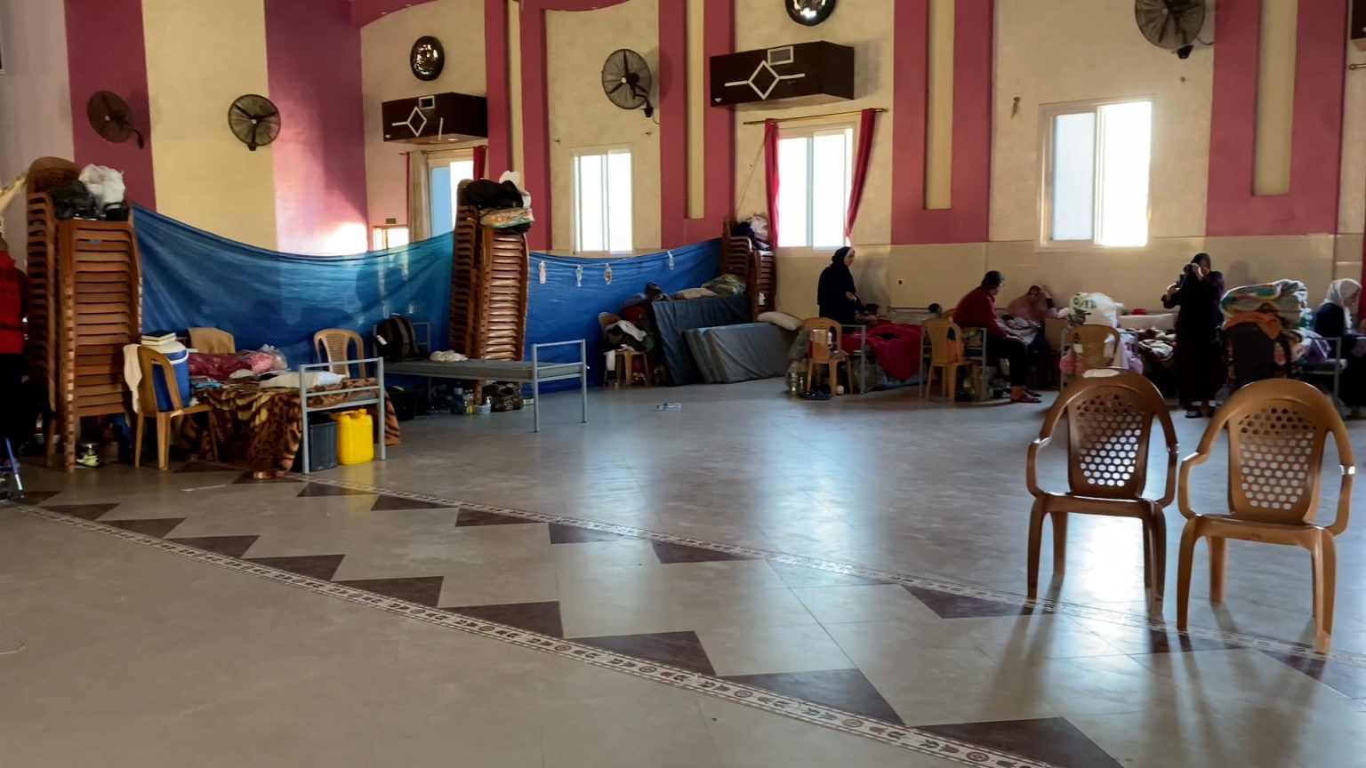 شاهد.. مرضى نازحون يُعالجون في صالة أفراح