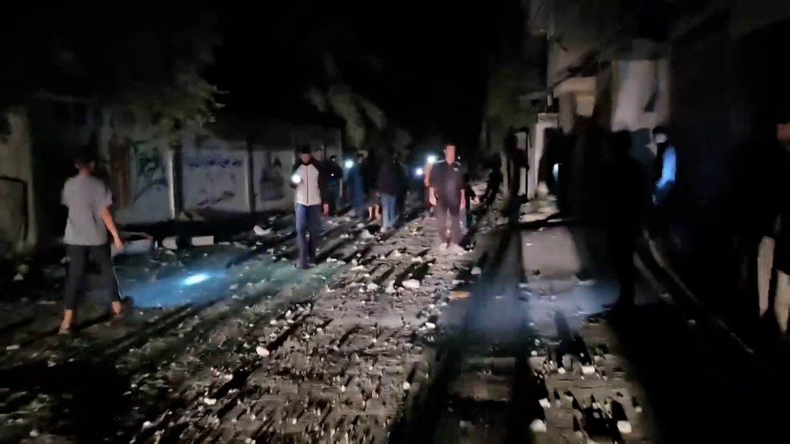 الاحتلال يكثف قصفه وسط غزة والمقاومة تستهدف الغلاف وتوقع رتلا بكمين